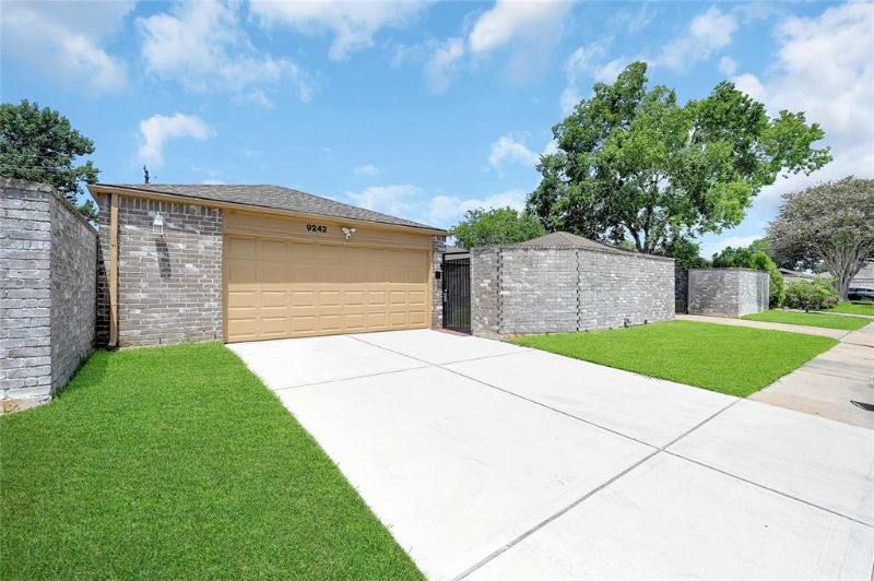 Foto principal - 9242 Wellsworth Dr