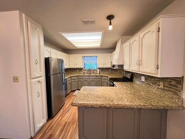 Building Photo - 812 Santa Anna Dr