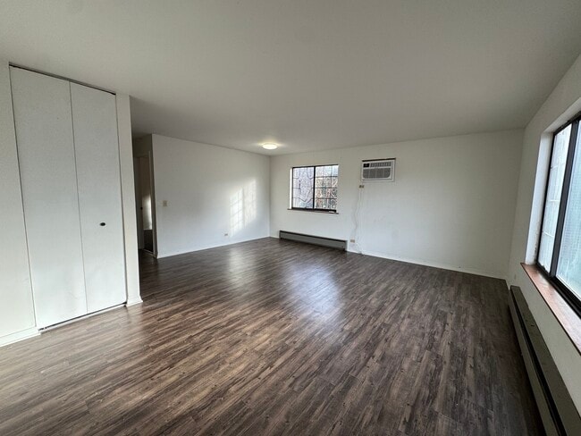 Building Photo - 901 E Chicago Ave