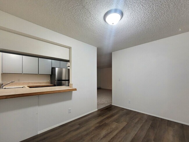 Building Photo - 2 Bedroom - Exactly what you're looking for!