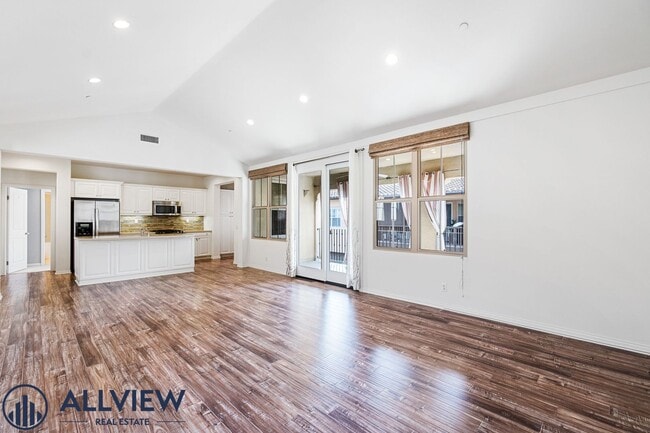 Building Photo - Large 2 Bed, 2.5 Bath Townhome in Irvine's...