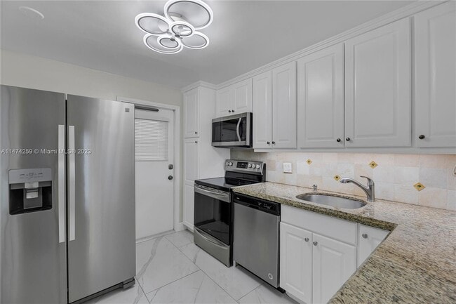 Building Photo - 2851 S Palm Aire Dr
