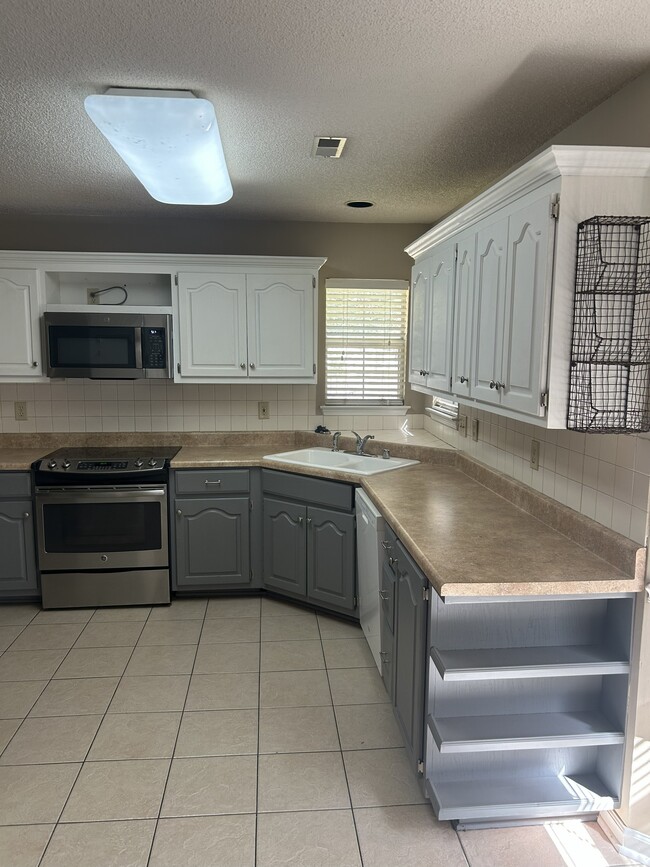 Building Photo - 103 Bell Rosa Ct