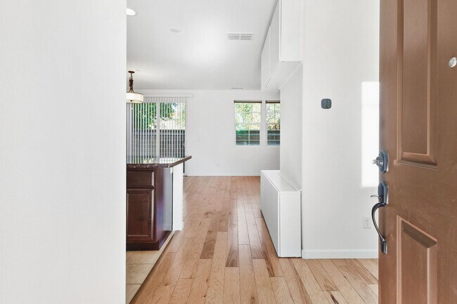 Foto del edificio - Impeccable 3 bedroom house in Davis Mace Ranch