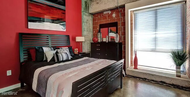 Building Photo - 1 br, 1 bath Apartment - 2401 Holcombe Blvd