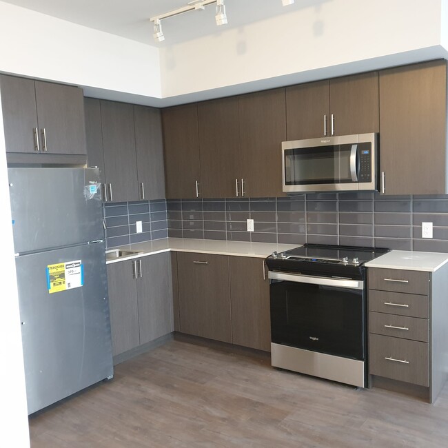 Building Photo - 2550 Simcoe St N