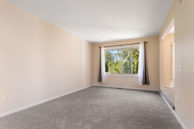 Building Photo - 6360 Robison Ln