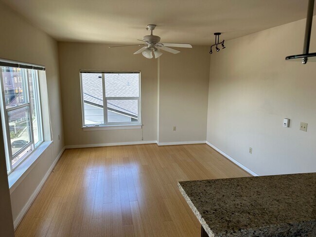 Photo - Light and Bright Top floor 1bd 1bath Condo!