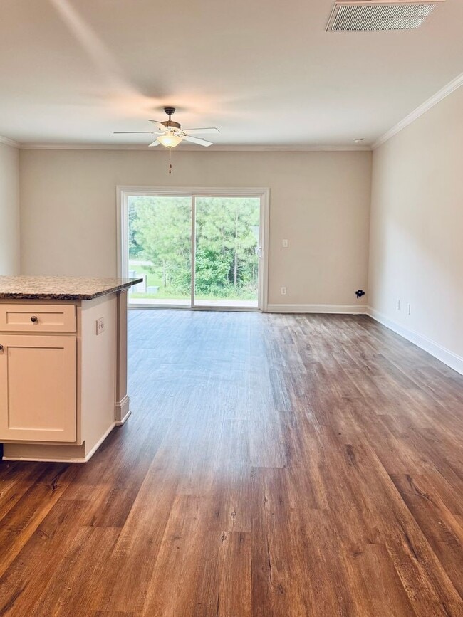 Building Photo - Convenient and Spacious Townhome