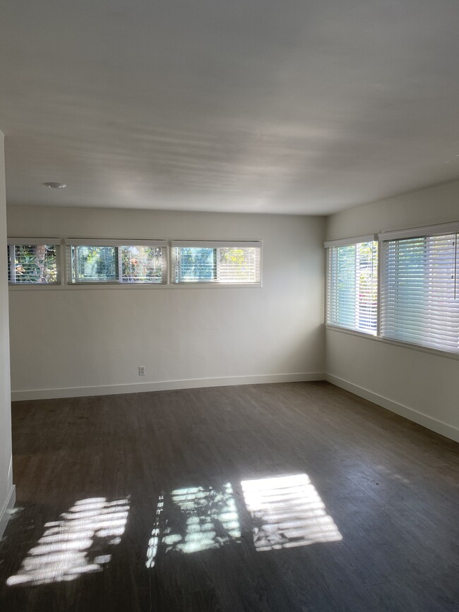 Living Room - 4406 Vantage Ave