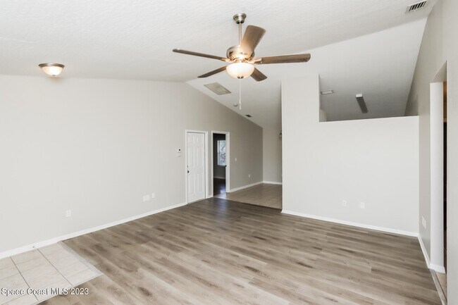 Foto del edificio - 250 Bayshore Ave NW