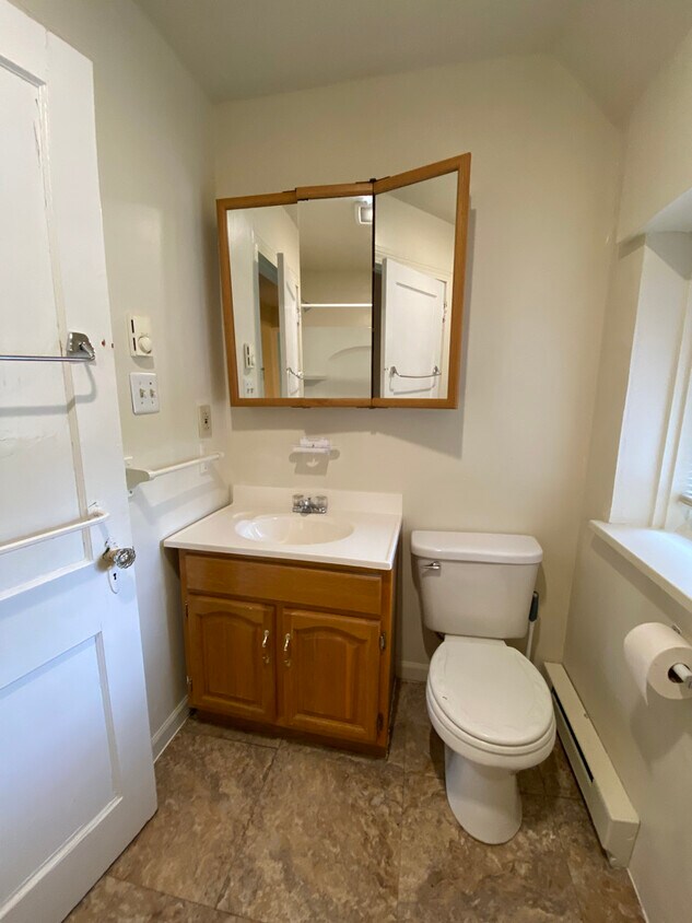 904 W 4th St Unit 1, Williamsport, PA 17701 Room for Rent in