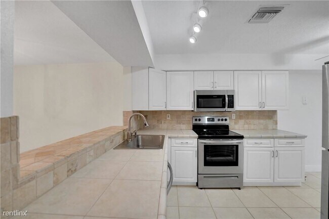 Building Photo - 3 br, 2.5 bath Condo - 5201 NE 14th Ter Apt 2