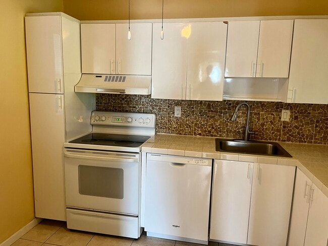 Foto del edificio - 5535 N Lakewood Cir