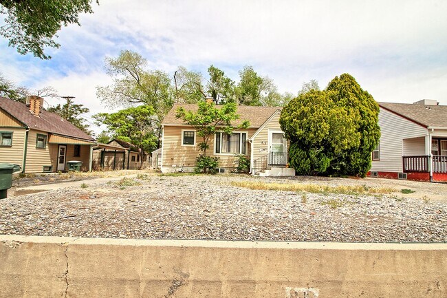 Building Photo - Perfect single family or college roommates