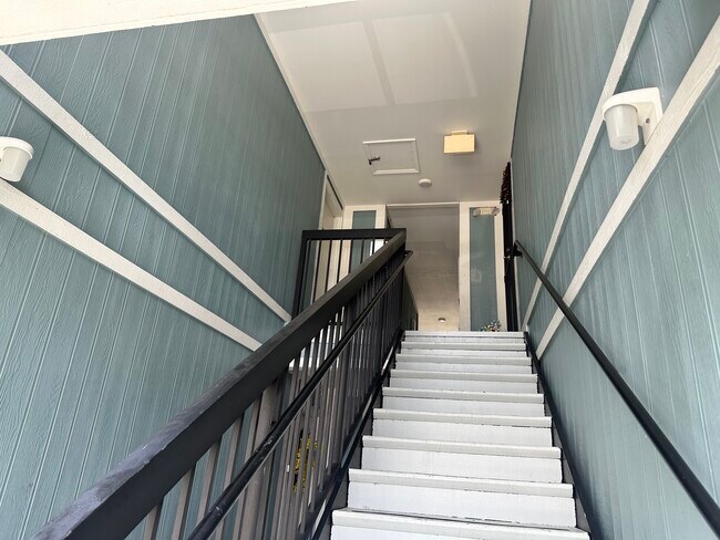 Entrada al segundo piso - 19700 SW 103rd Ct