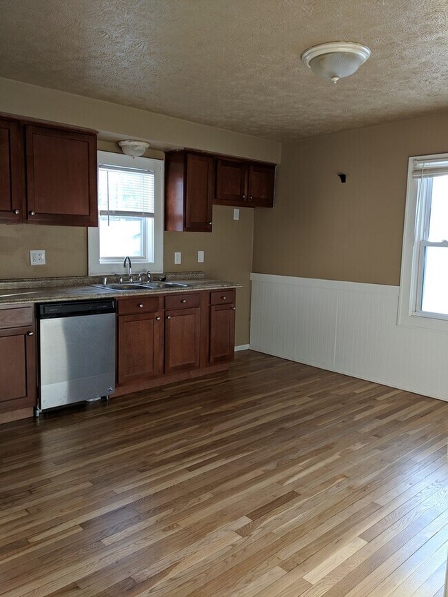 Building Photo - Newly Renovated Single Family Home