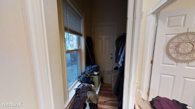 Building Photo - 3 br, 1 bath Apartment - 24 White St 2 Unit 2