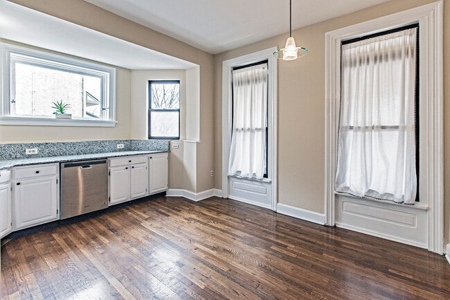 Building Photo - 811 N Van Buren St