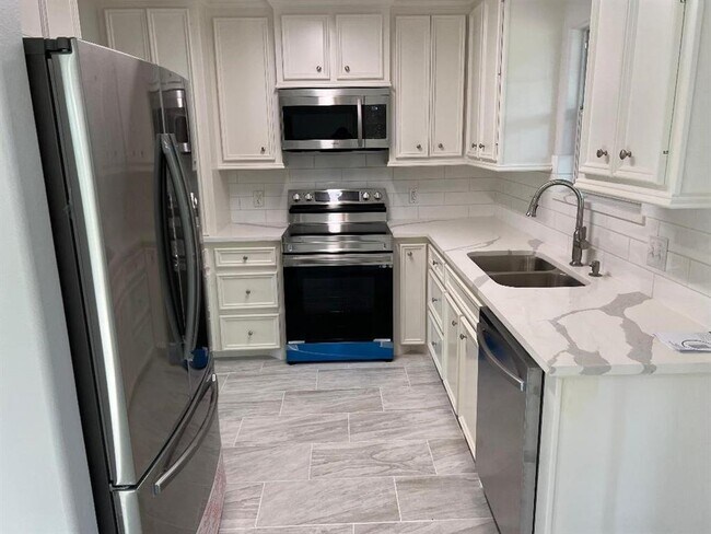 Foto del edificio - 23847 Tri Lakes Rd