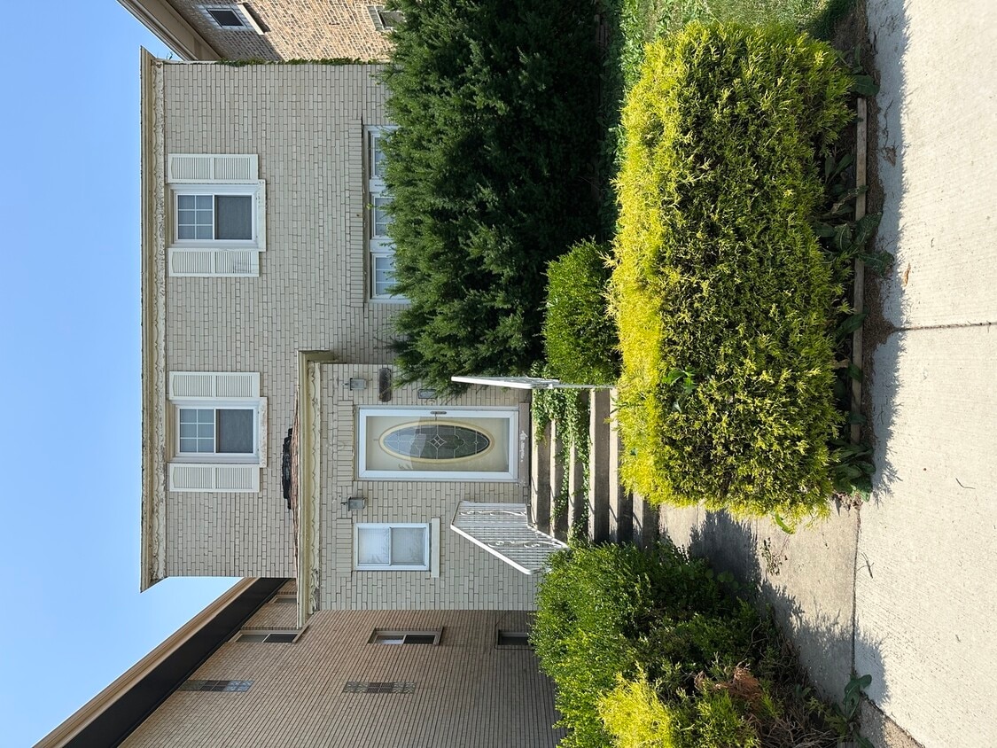 Primary Photo - 1644 Clarence Ave