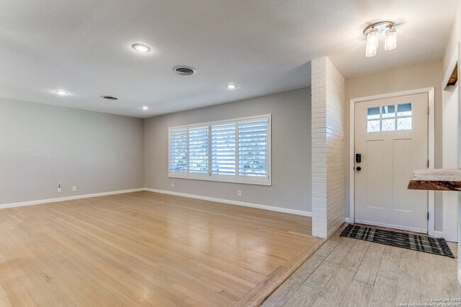 Foto del edificio - 4-BEDROOM, SINGLE STORY IN ALAMO HEIGHTS