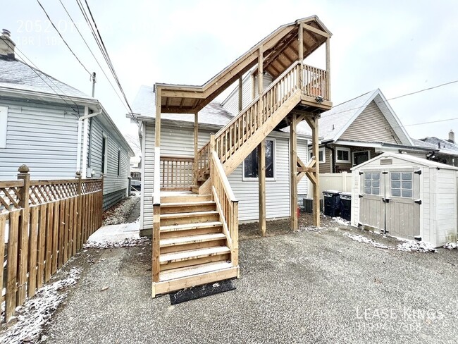 Building Photo - 1 Bed 1 Bath Upper on Ottawa - All Inclusi...