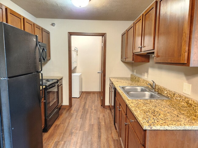 Building Photo - PRAIRIE POINTE APARTMENTS