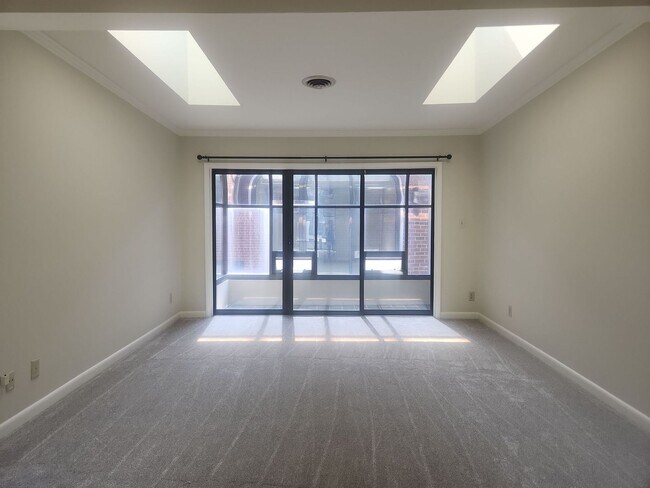 Foto del edificio - Spacious Condo Close to King St Metro/Old ...
