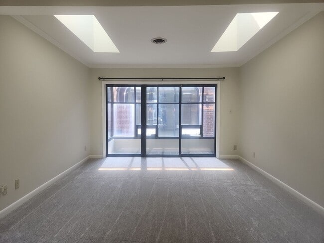 Building Photo - Spacious Condo Close to King St Metro/Old ...