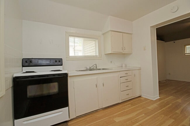 Building Photo - 134 21st Ave N