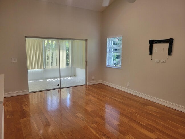 Building Photo - 715 Birdie Ct