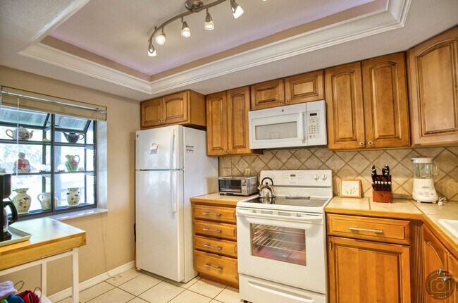 Building Photo - Seasonal Short-Term 2-Bedroom 2-Bath 2nd F...