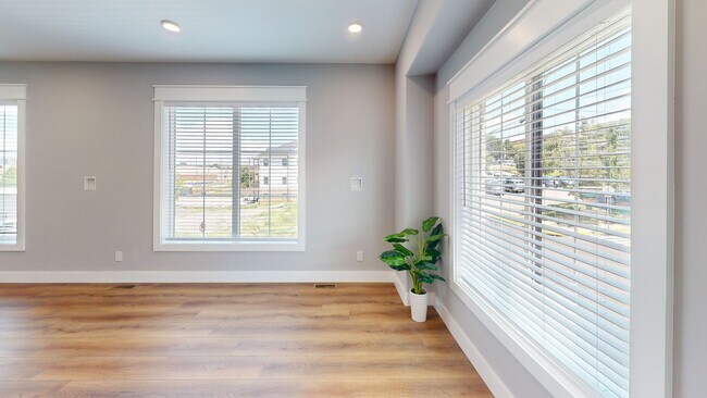Foto del edificio - 5BR Townhome in Fort Sanders | Walk to UTK