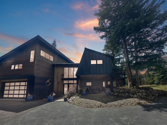 Building Photo - Studio Apartment on Wellington in Breck!  Utilities included.  Year Lease