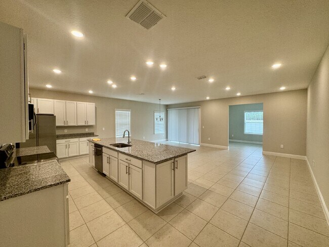Building Photo - Spacious 4-Bedroom Home in Bradenton, FL