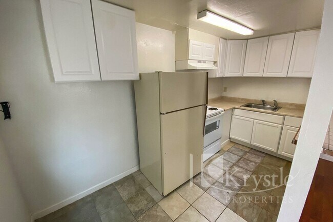 Building Photo - Nicely remodeled lower-level unit