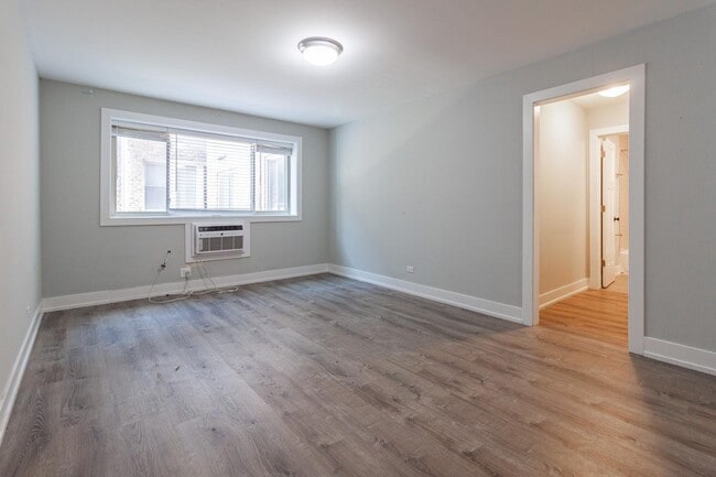 Building Photo - 530 W Surf St