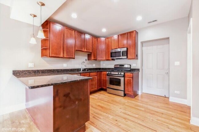 Building Photo - 3 bedroom in CHICAGO IL 60660