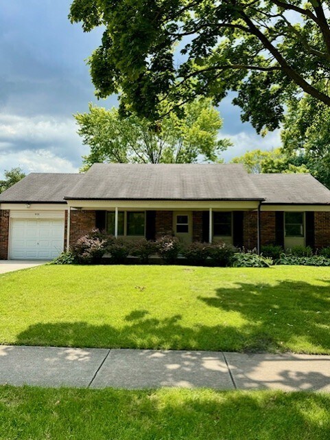 Primary Photo - 401 Castlewood Ln