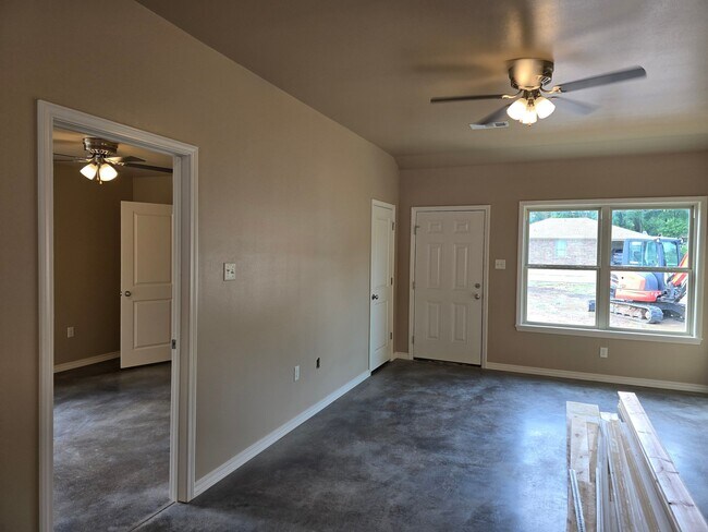 Building Photo - 1006 S El Paso Ave