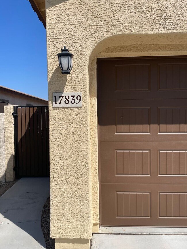 Building Photo - Beautiful 3 Bedroom/2 Bath Single Level Ho...
