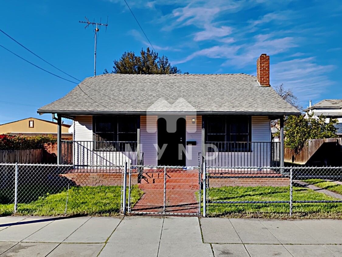 Primary Photo - 427 E 7th St