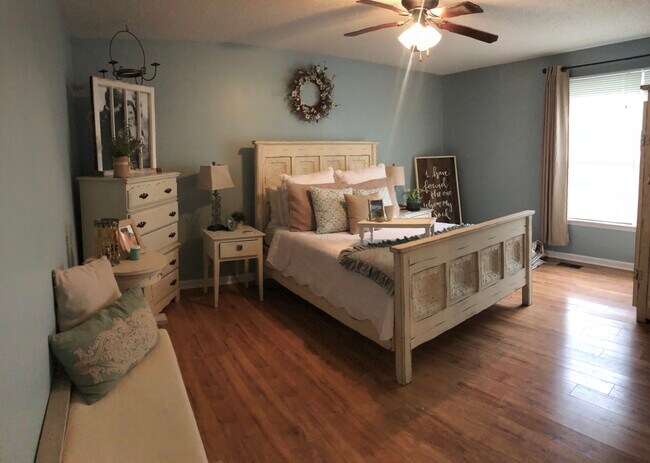 Master bedroom - 4422 Meadowland Dr