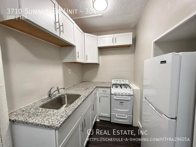 Building Photo - 3710 Summit St