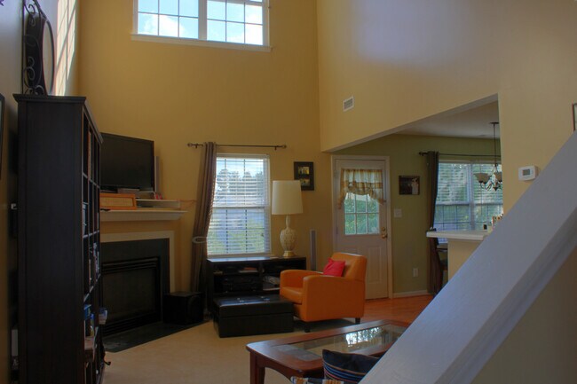 Foto del edificio - 3-bedroom House with Fenced-in Backyard Available on Sep 14th