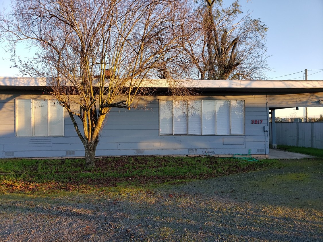 Primary Photo - 3217 Coburg Rd