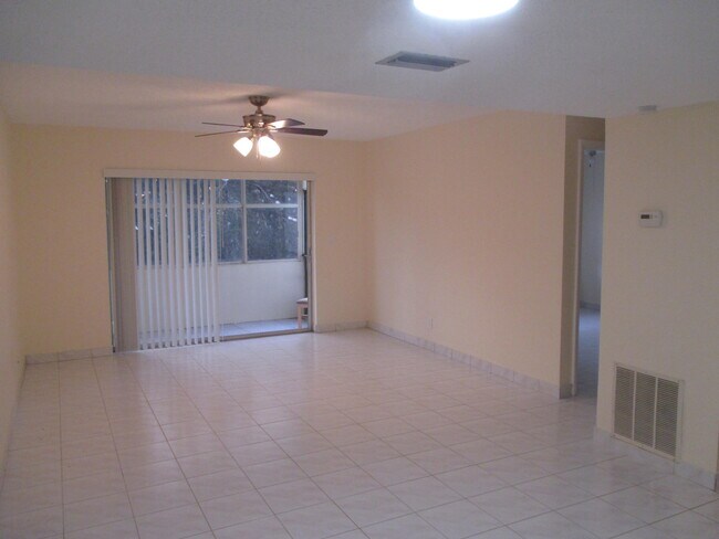 Foto del edificio - 200 Lake Carol Dr