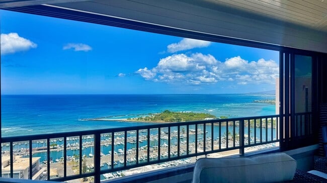 Building Photo - Luxury Waikiki Condo | Sweeping Pacific Vi...