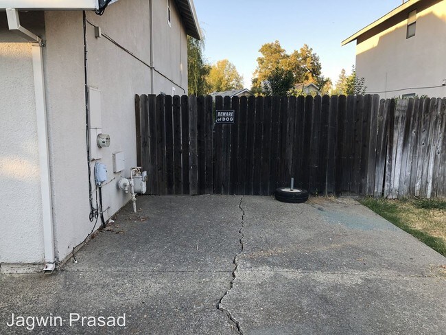 Building Photo - 2 br, 1.5 bath House - 1083 Millet Way